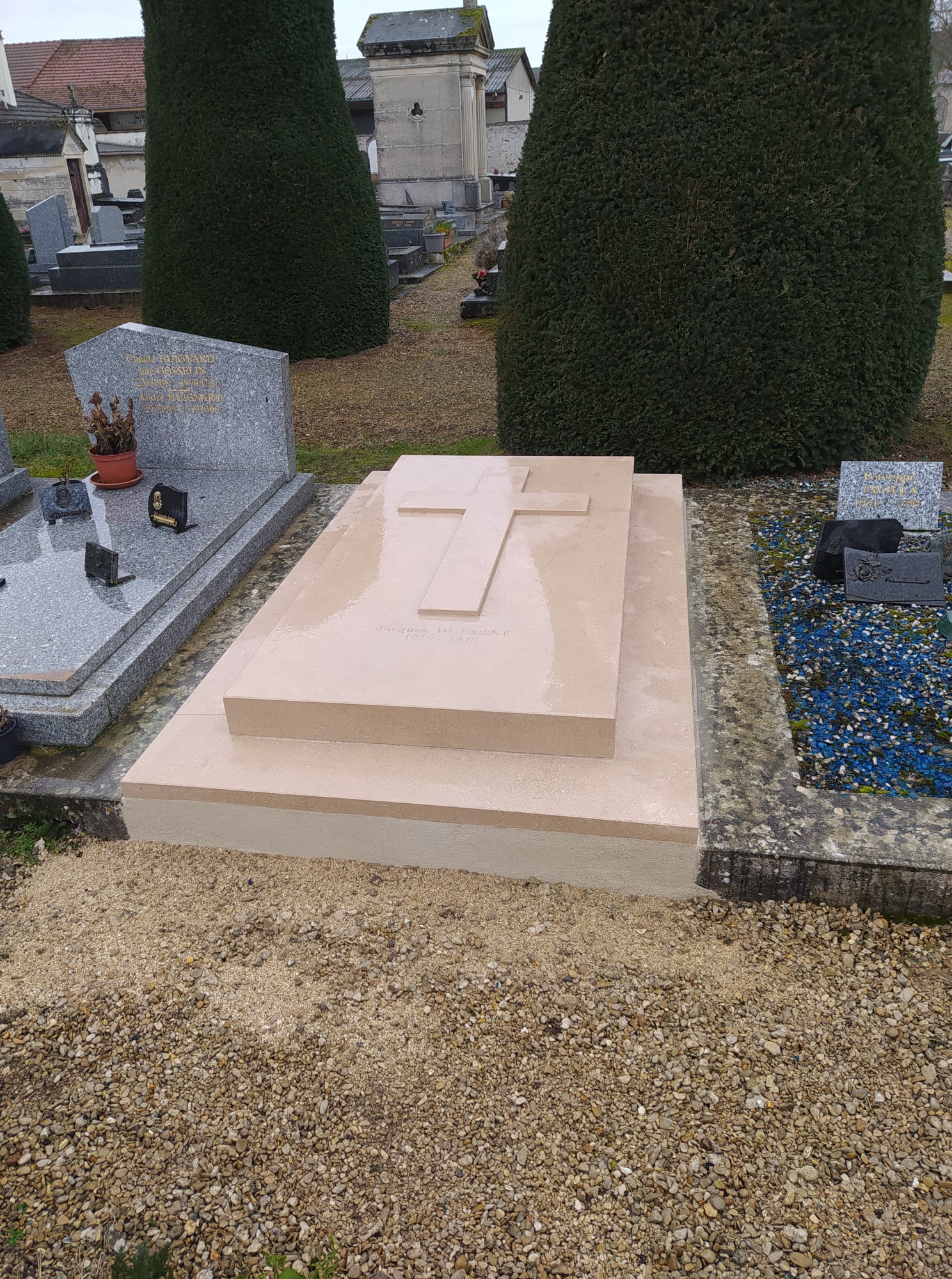 Monuments funéraires : pierres tombales, sépultures, tombes